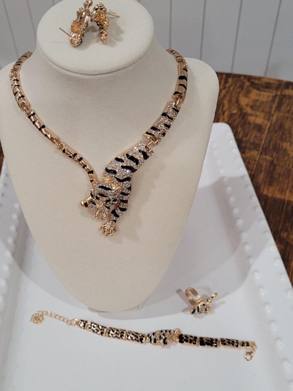 Tiger Necklace, Bracelet, Earrings and Ring! Set. Gold-tone. Rhinestones. - Picture 8 of 10